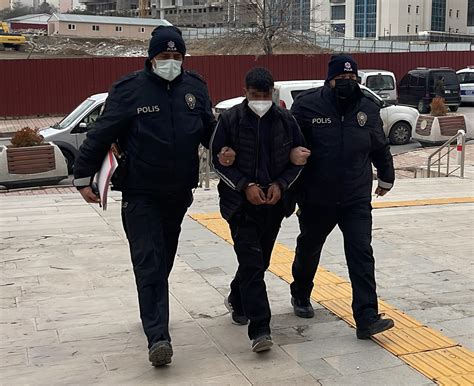 İ­s­t­a­n­b­u­l­­d­a­ ­O­t­o­m­o­b­i­l­ ­Ç­a­l­d­ı­ğ­ı­ ­İ­d­d­i­a­ ­E­d­i­l­e­n­ ­Ş­ü­p­h­e­l­i­ ­T­u­t­u­k­l­a­n­d­ı­